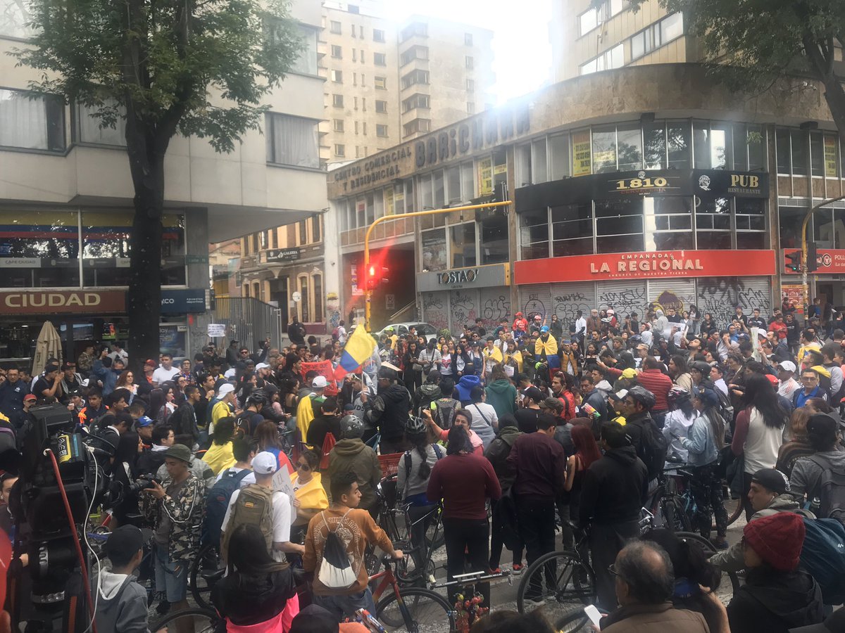 A few thousand protesters have stopped at the spot (Calle 19#4) where yesterday an 18-year-old man was severely injured by riot police during a peaceful protest. They’re now continuing towards Bogota’s main square. Tomorrow may be another huge day of protests here.