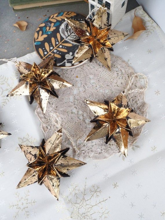 Black & Gold Metallic Paper Stars for a modern twist, Perfect for the slick trendy homes! buff.ly/37xJLCj #modernchristmas #moderndecor #handmadehour #HandmadeInUK #craftbuzz #modernhome #blackdecor #blacklivingroom #rusticchristmas #ChristmasTree #christmasdecor