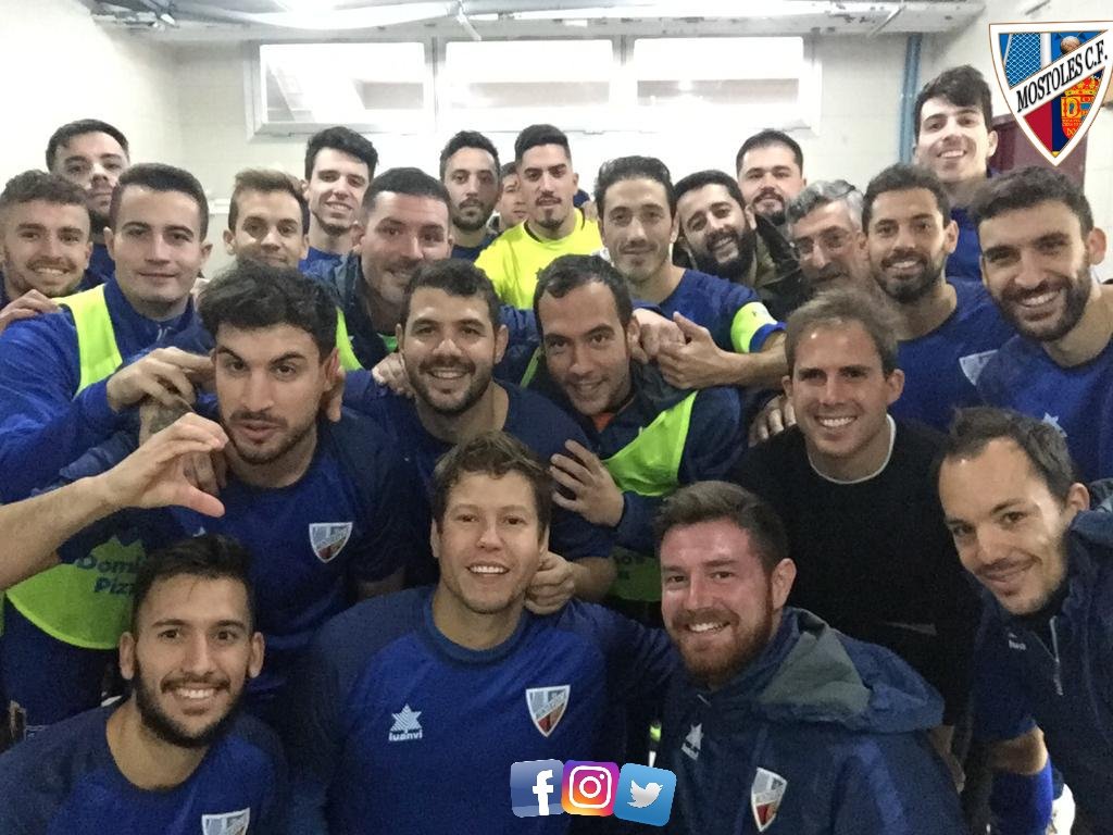 PRIMER EQUIPO | Esta semana el primer equipo cambió la dinamica y quiso fotografiarse antes del partido y no después del mismo, mostrando que no solo se sonríe tras la victoria sino también antes de un partido importante contra un duro rival! FUTBOL!!! 💙⚽💪🏼📸 #AzulEsMiColor