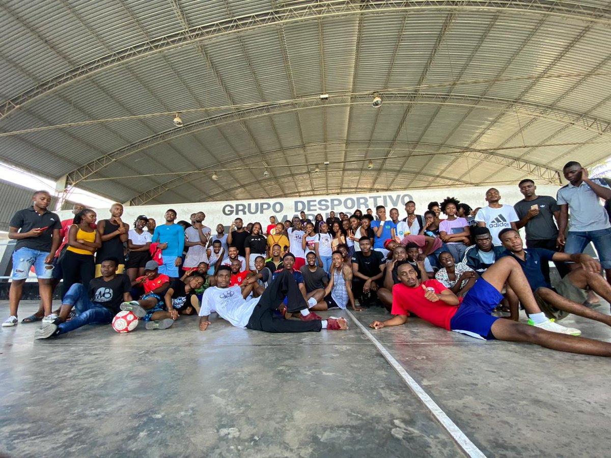JayFamily5's tweet photo. Família!  Graças à  todos vocês,vosso apoio, vossa presença e acima de tudo a vossa paciência,  conseguimos ultrapassar a primeira e mais importante fase do nosso projecto, e mais uma vez conseguimos fazer um LINDO JOGO , apesar do grande contratempo  (a troca do local do jogo) https://t.co/6t16LvKNHW