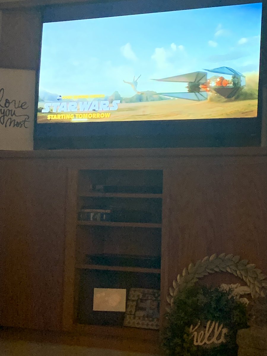 This is my current life on <a href="/hulu/">Hulu</a> and the <a href="/AMAs/">American Music Awards</a> 😑😑😑😑 I can hear the show but see nothing. *insert table flip*