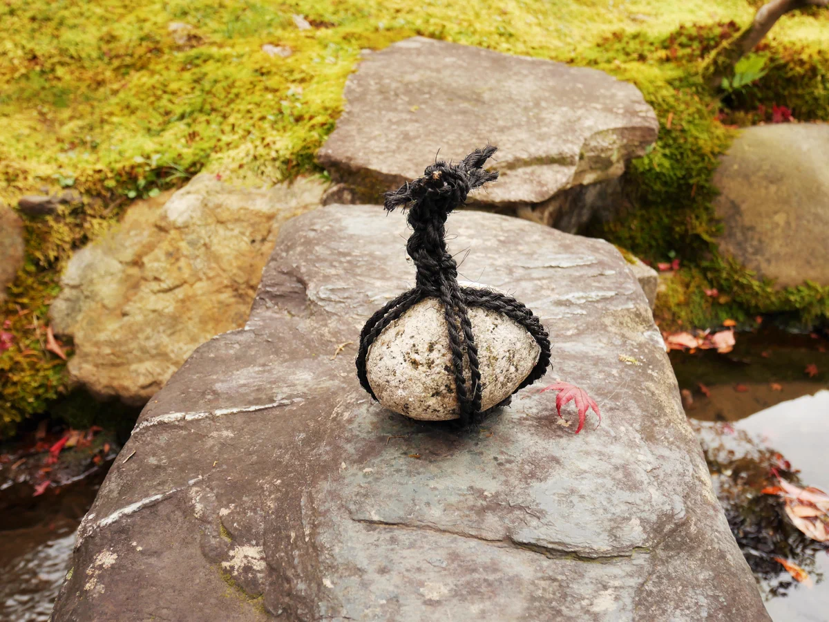 日本庭園や寺社仏閣に置いてあるこの石の意味、あなたは知ってる？