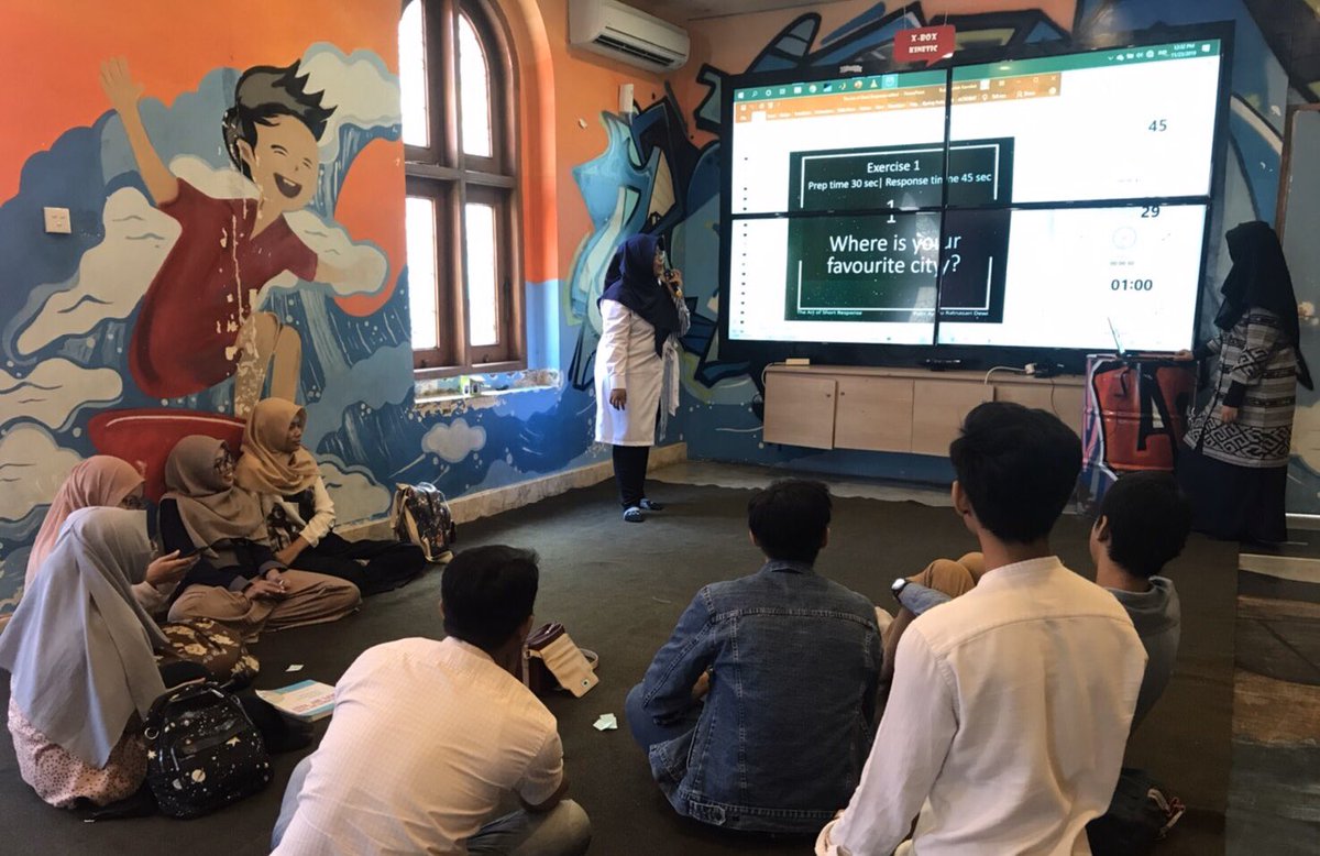 loopstationid's tweet image. Komunitas Britzone Surabaya lagi open class &quot;The Art Of Short Response&quot; nih loopers, kalau kalian pengen kepoin tentang aktivitas mereka langsung aja follow @britzonesby
.
Komunitas @britzonesby ini rutin loh tiap sabtu ngadain class!!
.
#Loopstationsby
#Loopcorner3