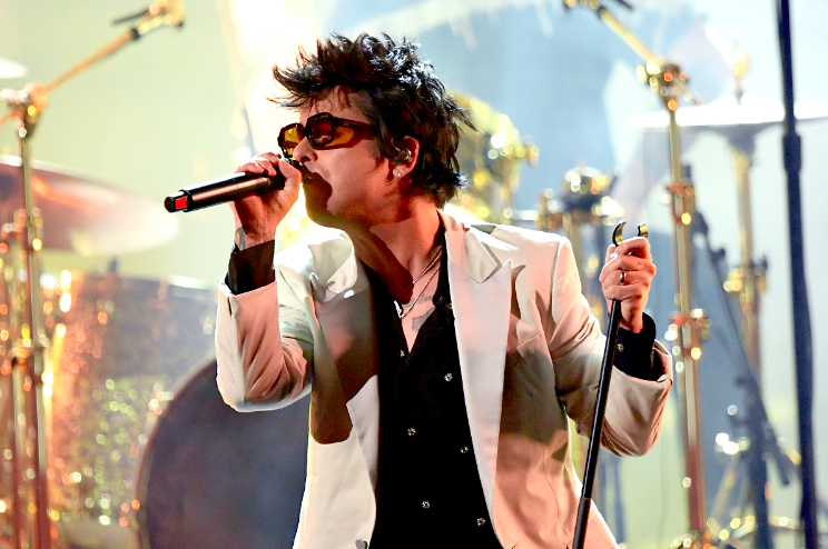 greenday_chile's tweet photo. @GreenDay nuevamente dando clases de cómo se hace una presentación. Simplemente es notable verlos, aunque toquen siempre lo mismo en estas premiaciones, dejan atónitos a los asistentes –muchos ni los conocen– rompiendo barreras y trascendiendo. Los mejores. #AMAsTNT #AMAs2019 https://t.co/OmiVSB2G2g
