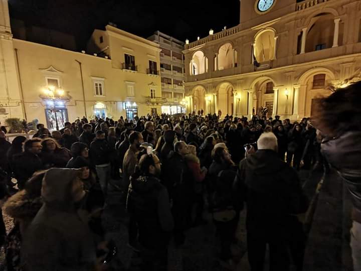 pipitone1's tweet photo. Il coraggio delle proprie idee, la verità, il pensiero libero, la democrazia fanno paura a molti. Non arrendetevi mai, non arrendiamoci e andiamo avanti. #6000sardine  #6000sardine2 #6000sardinevagabonde #6000sardineroma #6000sardinepalermo #6000sardinemarsala https://t.co/0eBbn6kdzu