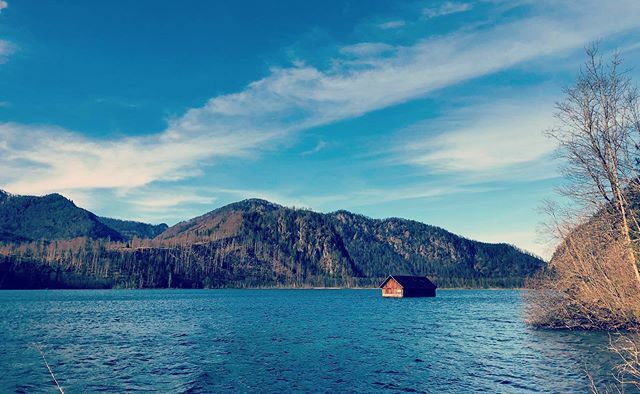 Haus im See. #igersaustria #igerslinz #almsee #almtal #autumn #herbst #hiker #hikevibes ift.tt/2DborEJ