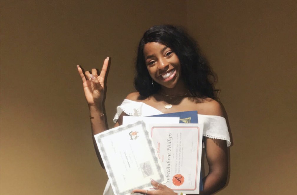 Her name is Tobechukwu “Tobi” Phillips. An immigrant from Nigeria.

She just became the first Black valedictorian in Alvin High School’s 125 year history in Texas.

She earned a 6.9 cumulative GPA excelling at the top of her class.

6.9 WOW!

SALUTE ✊🏽✊🏾✊🏿❤