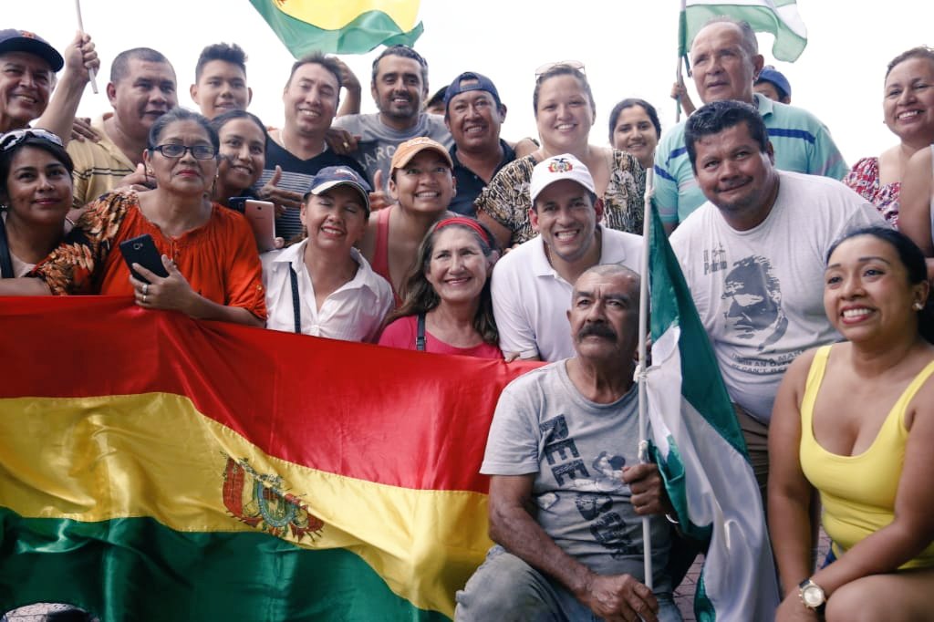 LuisFerCamachoV's tweet photo. Recorriendo las rotondas, calles y avenidas, donde el pueblo con fe en Dios, en unidad, con "pititas y llantitas", compartiendo en hermandad la olla común, con valentía y de forma pacífica, recuperó la democracia.

¡Dios bendiga a los bolivianos! https://t.co/Ydtp9YzJl6