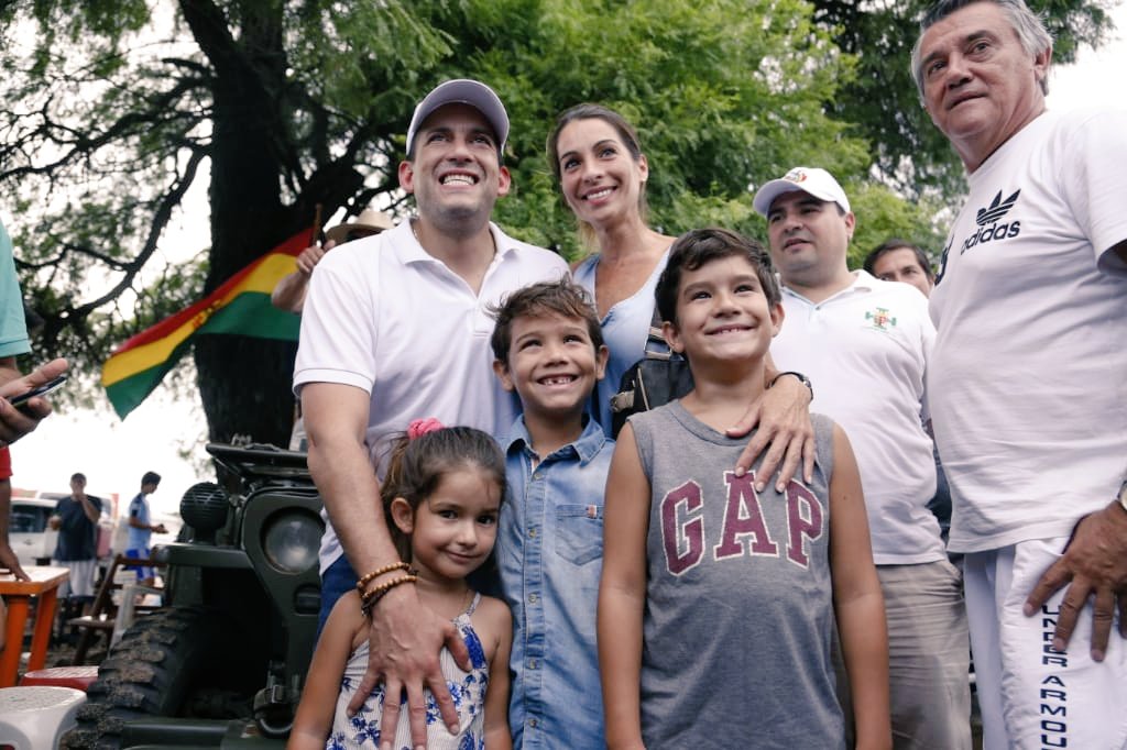 LuisFerCamachoV's tweet photo. Recorriendo las rotondas, calles y avenidas, donde el pueblo con fe en Dios, en unidad, con "pititas y llantitas", compartiendo en hermandad la olla común, con valentía y de forma pacífica, recuperó la democracia.

¡Dios bendiga a los bolivianos! https://t.co/Ydtp9YzJl6