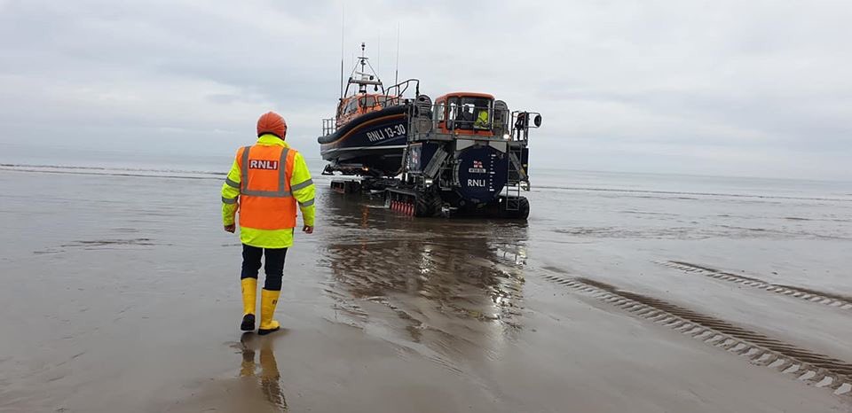 RNLI_Barmouth's tweet photo. A prospective head launcher in training under the expert supervision of a current head launcher.... shore crew training hard on today’s exercise👍🏼 #RNLI #Barmouth #ShoreCrew #TrainOneSavsMany https://t.co/FgrKyih2XL