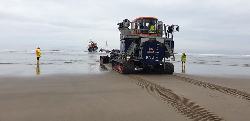 RNLI_Barmouth's tweet photo. A prospective head launcher in training under the expert supervision of a current head launcher.... shore crew training hard on today’s exercise👍🏼 #RNLI #Barmouth #ShoreCrew #TrainOneSavsMany https://t.co/FgrKyih2XL