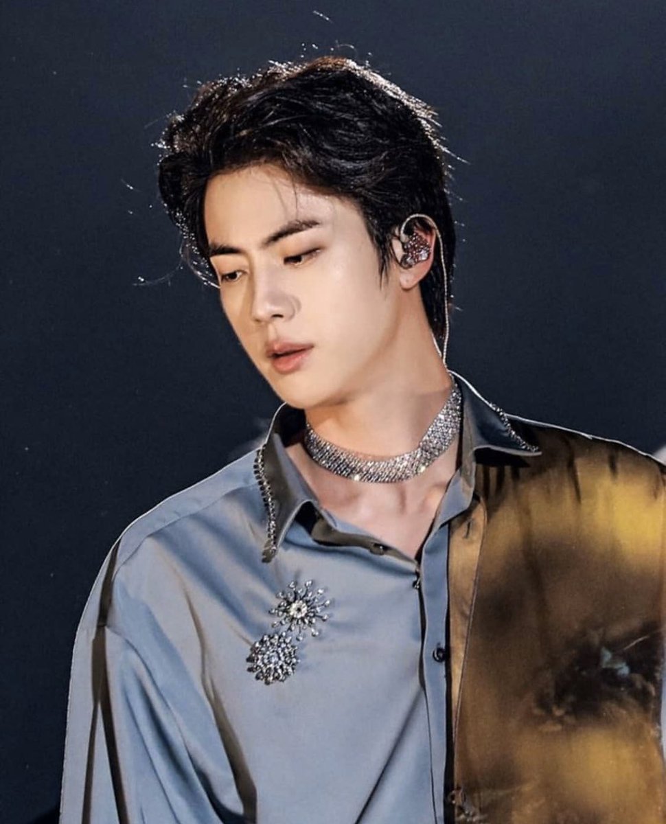 BNS_tweets's tweet photo. I thought this was a fan edit for a good minute, I’m— #BTSJapanMuster #JIN @BTS_twt https://t.co/raf3QvSJcM
