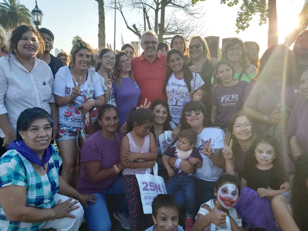 ZamoraJulio's tweet photo. Junto a vecinos y vecinas, participamos del acto del Día de la No Violencia Hacia la Mujer. Es importante seguir visibilizando y concientizar sobre esta problemática para que cada día tengamos una sociedad más igualitaria. #NoEstásSola https://t.co/2Y5vGZj3cO