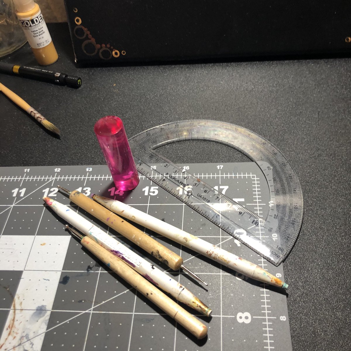 WinterGal42's tweet image. Dot Mandala.  *it has mistakes..
12x12 canvas. Pic of tools used. Paints: #GoldenAcrylics and #Craftsmart. Design credit to Kristin Uhrig🖤 She can be found on YouTube. #mandala #goldenpaints #dotting #dotart