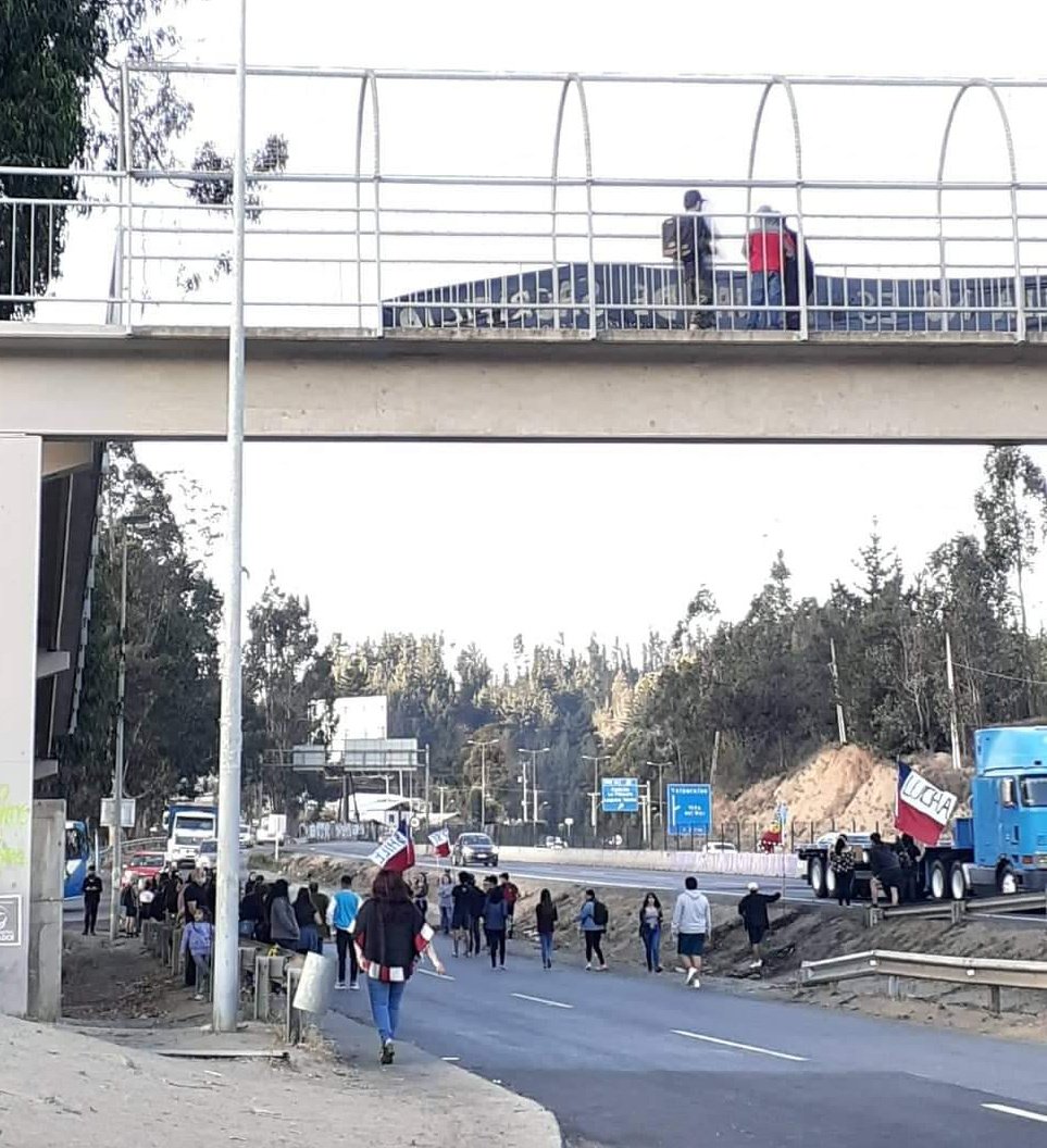 ⚠️#Placilla de Peñuelas #Ruta 68 km 99 Sector Pasarela #Manifestantes y 🔥#Barricadas Símbolicas Para No #Contaminar.