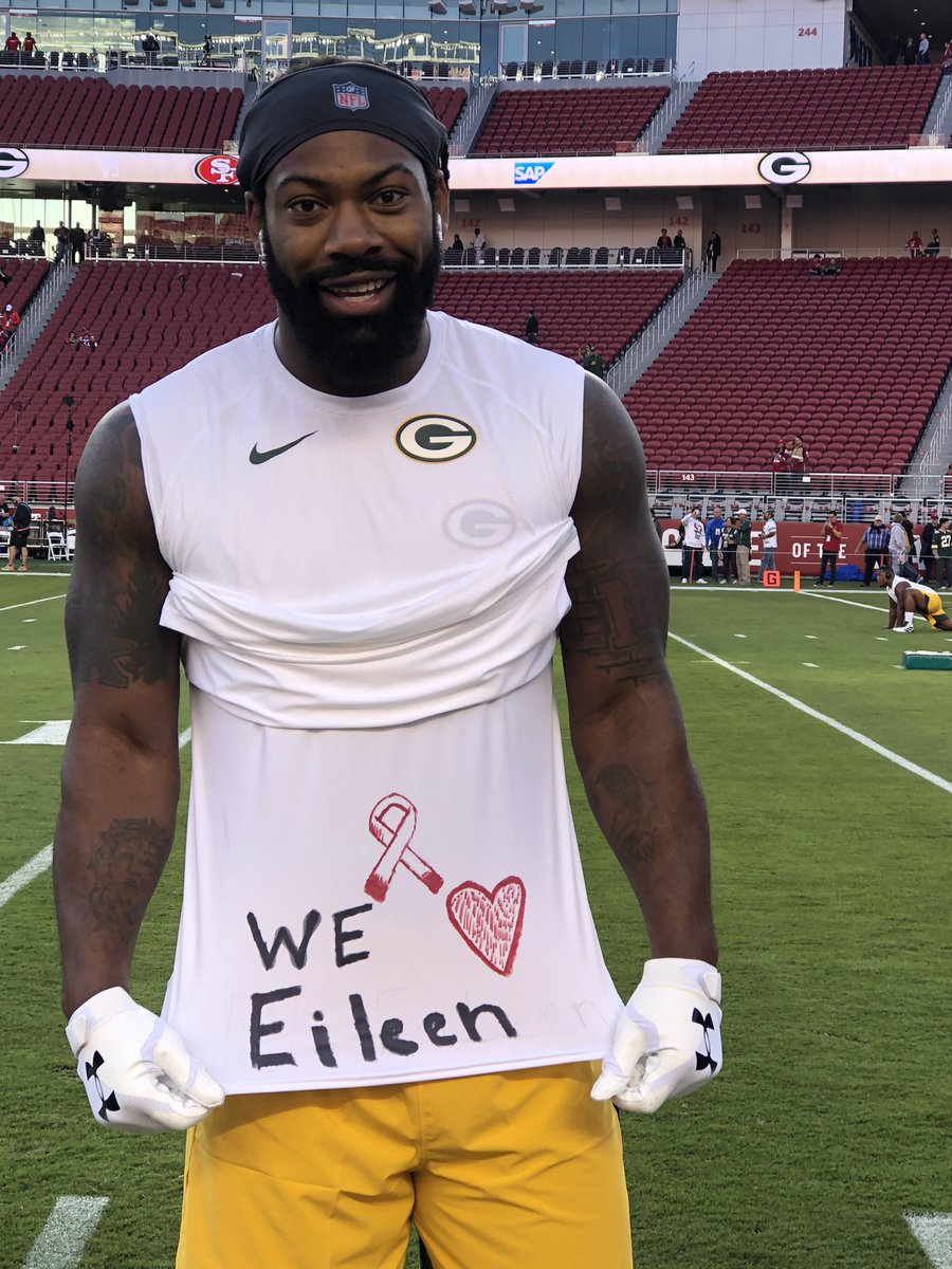 LilySZhao's tweet photo. One of the #Packers equipment staff members’ moms is sick. Za’Darius Smith told me he’s gonna flash this “We ❤️ Eileen” undershirt if he can get a sack tonight. She’s a huge fan of the Pack. https://t.co/A9Plv8fZKj