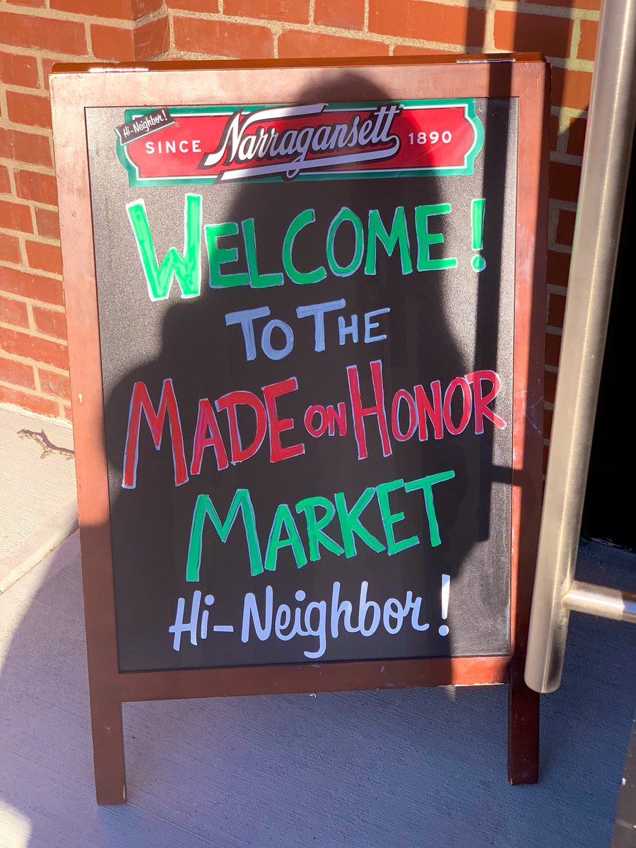 pattyjeffre1's tweet photo. Marvelous time yesterday at the @Gansettbeer #MadeOnHonorMarket in Providence with @ColinCarlton...๐ปโจ๐๐ #thankyou for the invites #pattyjdotcom #christmasmarkets https://t.co/1blWDAMPG4