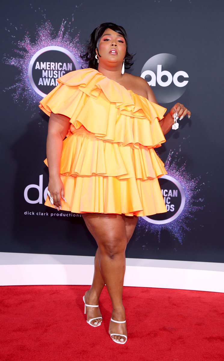 papelpop's tweet photo. COMEÇOU! ✨ Hoje é noite de premiação e os convidados do #AMAs já tão chegando. A @lizzo veio bem basiquinha e fez questão de mostrar sua mini-bolsa Valentino. É aquele ditado, “menos é mais”! Elegância e carão, por outro lado, não faltam nunca! ❤️ (📷: Getty Images) https://t.co/gglsp2cYqs