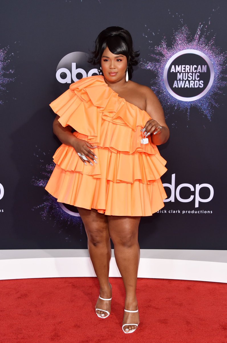 lizzo's tweet photo. VALENTIN-HO BUT MAKE IT FASHION🍑💦

@MaisonValentino for the @AMAs https://t.co/SCMyUUJxte