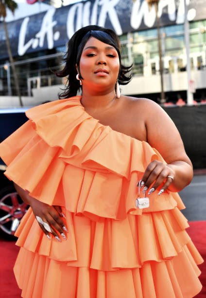 lizzo's tweet photo. VALENTIN-HO BUT MAKE IT FASHION🍑💦

@MaisonValentino for the @AMAs https://t.co/SCMyUUJxte