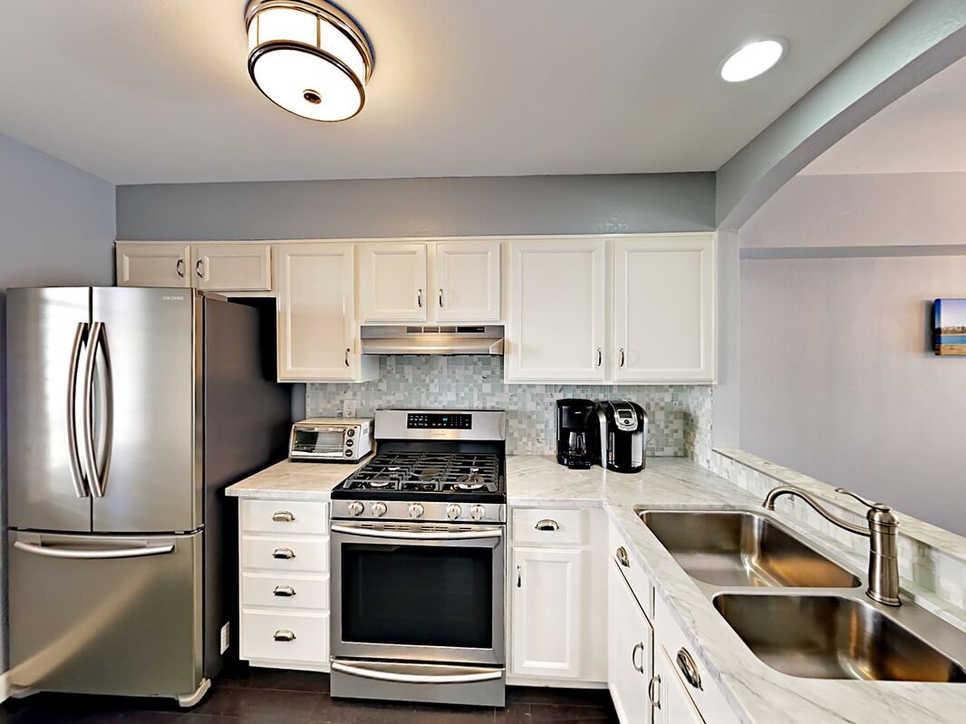 ParadisRetreats's tweet photo. https://t.co/UfDKWpAPe6

Find yourself at this beautiful tri-level 3 Bedroom 2.5 Bath townhome with a great central location near downtown and the beach.

👨‍👩‍👧‍👦Sleeps 6
🛏3 Bed
🛁2.5 Bath

#Carpinteria #CaliDreaming #BookDirect #ILoveParadise #ParadiseRetreats #BeachfrontViews https://t.co/gsDtCkcG2N