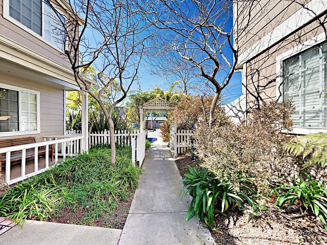 ParadisRetreats's tweet photo. https://t.co/UfDKWpAPe6

Find yourself at this beautiful tri-level 3 Bedroom 2.5 Bath townhome with a great central location near downtown and the beach.

👨‍👩‍👧‍👦Sleeps 6
🛏3 Bed
🛁2.5 Bath

#Carpinteria #CaliDreaming #BookDirect #ILoveParadise #ParadiseRetreats #BeachfrontViews https://t.co/gsDtCkcG2N
