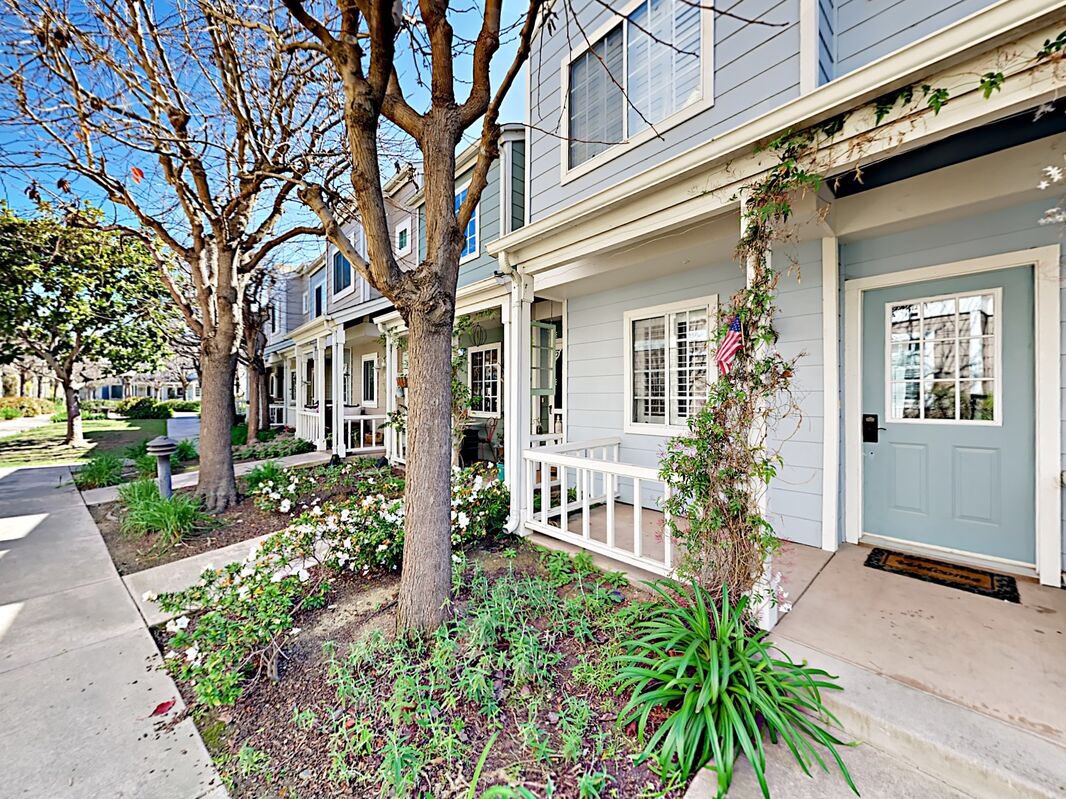 ParadisRetreats's tweet photo. https://t.co/UfDKWpAPe6

Find yourself at this beautiful tri-level 3 Bedroom 2.5 Bath townhome with a great central location near downtown and the beach.

👨‍👩‍👧‍👦Sleeps 6
🛏3 Bed
🛁2.5 Bath

#Carpinteria #CaliDreaming #BookDirect #ILoveParadise #ParadiseRetreats #BeachfrontViews https://t.co/gsDtCkcG2N