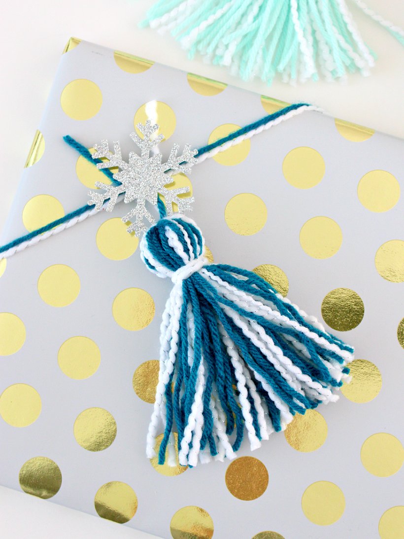 These snowflake tassel gift toppers are a cinch to make, and they sure do add a pop of pretty to a package! whitehousecrafts.net/single-post/20….
#yarncrafts #DIY #tassels #gifttoppers #giftwrap #whcblog