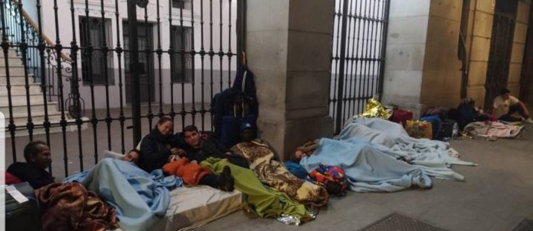 IbonPerezTV's tweet photo. Este portal de Belén está en el barrio la Latina de Madrid. Niños refugiados durmiendo en la calle y  vecinos entregando mantas por el colapso del servicio de emergencia social
El tuit por si el alumbrado navideño que ha costado 3millones de € os deslumbra la vista y no los veís https://t.co/6SfiYIS2PA
