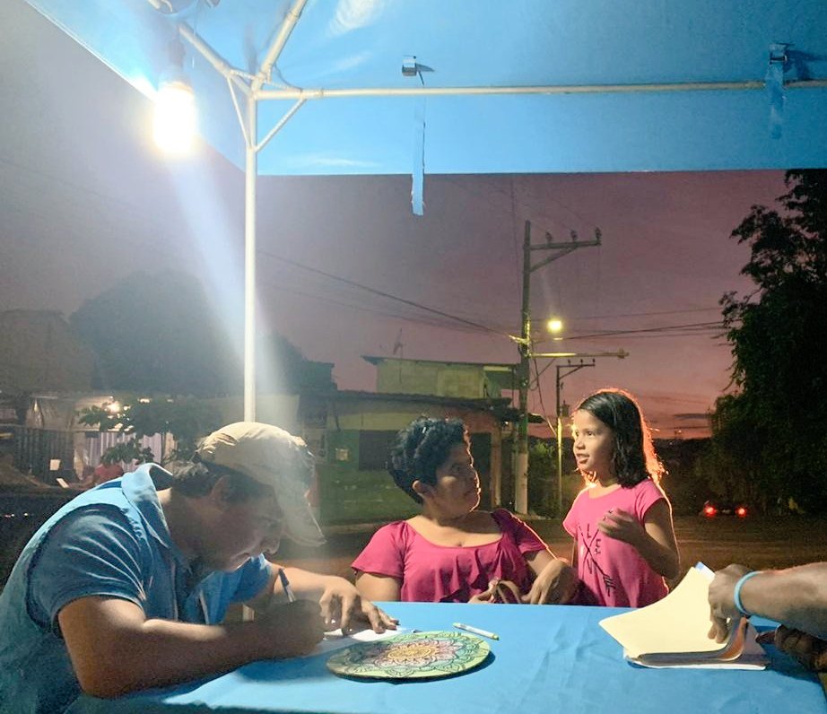 NICuscatancingo's tweet photo. Nuestros cielos se llenan de púrpura y de oro, acompañando a nuestros voluntarios de @NuevasIdeasSV, salvadoreños comprometidos con un mejor país, un mejor futuro. ¡Seguimos! 👊🏼 #YaSoyNuevasIdeas 😊 https://t.co/eoxvSKQMDn