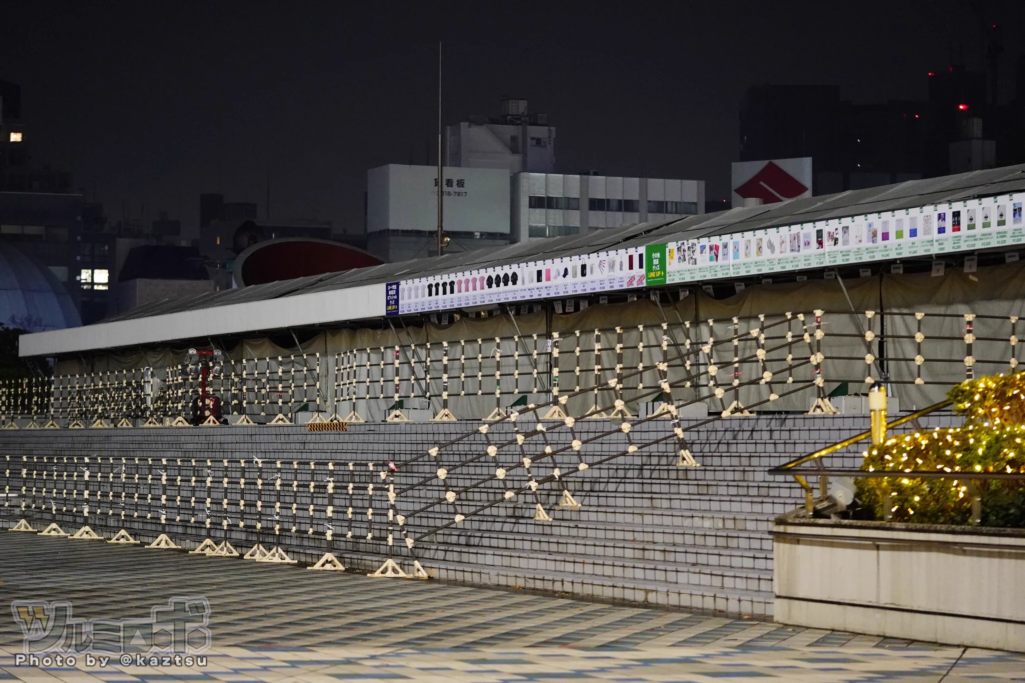 @kaztsu 近寄りがたいのかと思ったら、オタクの物販となんら変わらなくて平和をかんじる 