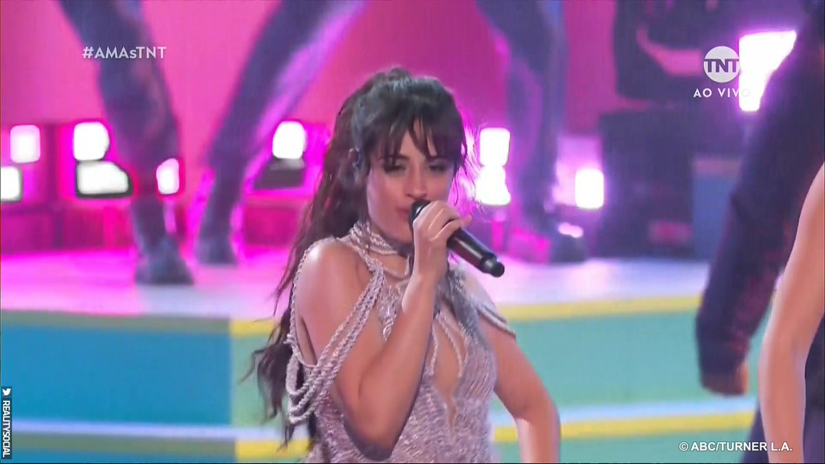 Studio92's tweet photo. Acompañada de @halsey y @Camila_Cabello, Taylor Swift @taylorswift13 canta Shake It Off en el escenario #AMAs #AMAsStudio92 #TaylorOnAMAs https://t.co/VXFMOnMIyo