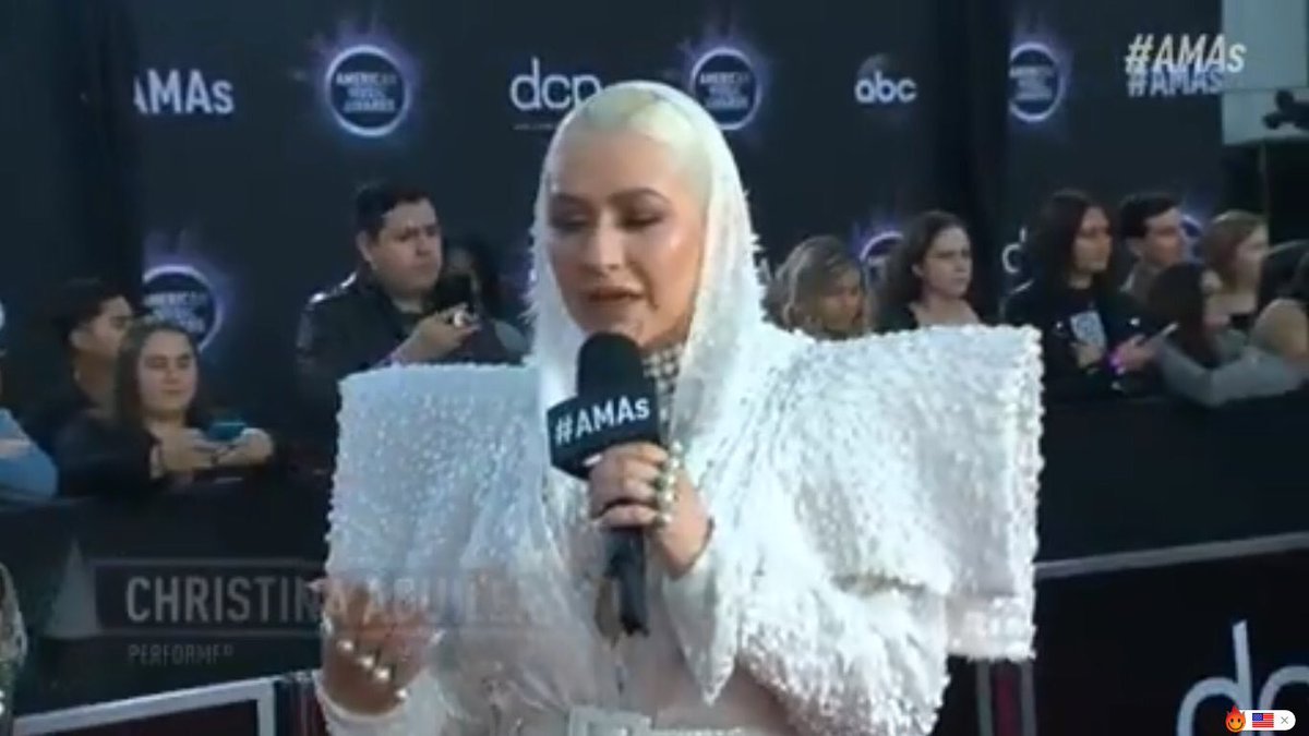 PopCrave's tweet photo. .@Xtina looks incredible on the #AMAs red carpet. https://t.co/5ZBBqGi7Rd