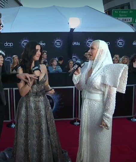 PopCrave's tweet photo. .@Xtina looks incredible on the #AMAs red carpet. https://t.co/5ZBBqGi7Rd