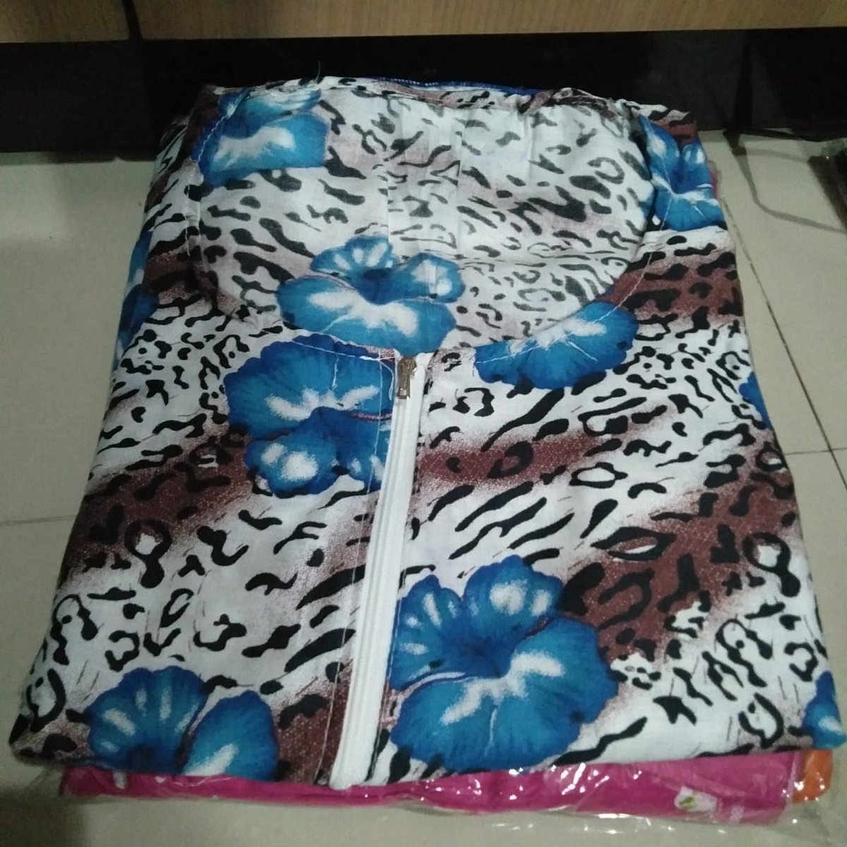 rumahbatikrbp's tweet photo. Daster Midi Jumbo Zipper merupakan salah satu produk daster yang paling laris. Selain harganya yang termasuk murah (19rb per baju), daster ini juga berukuran jumbo dan dilengkapi resleting sehingga cocok untuk busui. Ingat, daster ini pembeliannya minimal 1 seri ya 😁 https://t.co/fpx2JV8yqX