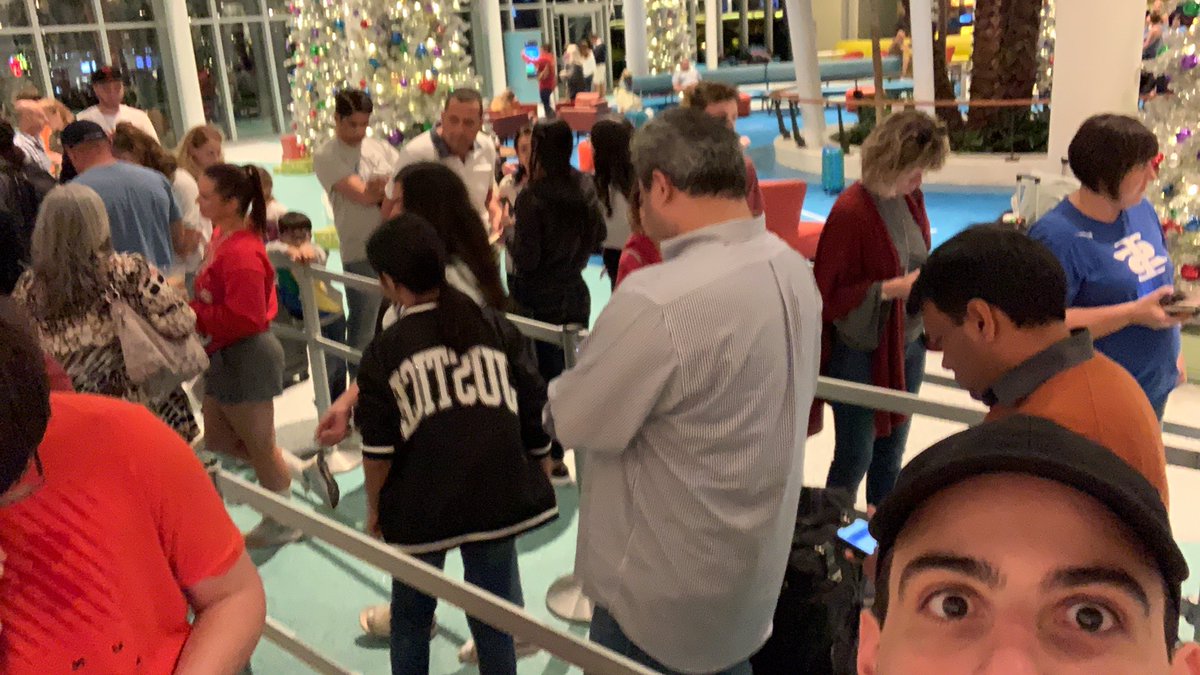 Davidcopy9's tweet photo. @UniStudios And a hour line at your hotel for check in. https://t.co/9b413pGZCZ