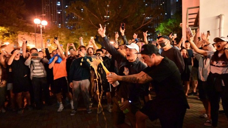 josemi422's tweet photo. LO ULTIMO! Hong Kong, Participación Histórica en elección alguna, 72,9% de votantes habilitados. Comunistas reciben derrota aplastante por parte de los jóvenes que durante 5 meses han luchado por la libertad; De los 452 escaños legislativos, obtuvieron 351. https://t.co/D4C82pfc1K