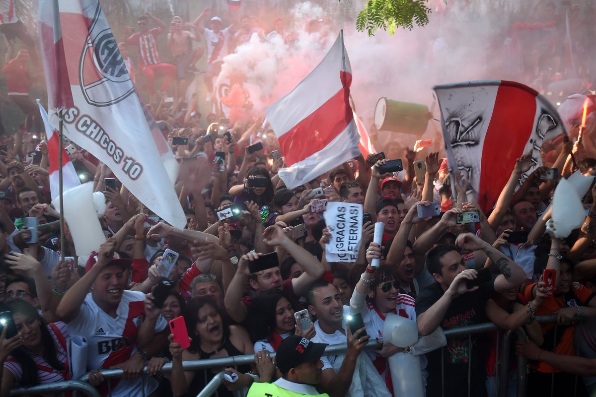 RiverPlate's tweet photo. Un equipo que nos representa, una hinchada que siempre está. Gracias eternas. 

#JuntosSomosMasGrandes https://t.co/8s5xF9VEIr