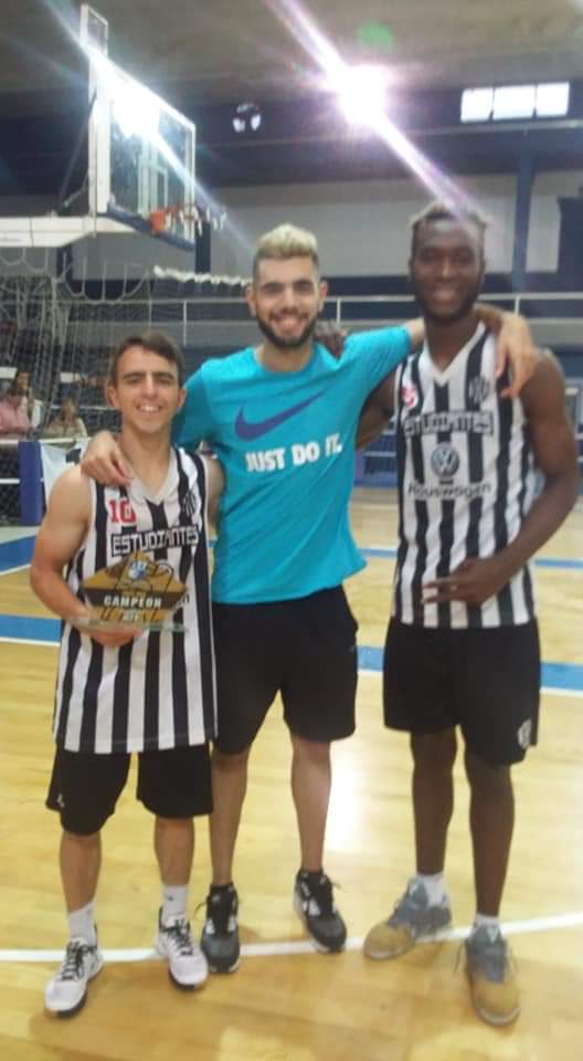 El Bata campeón anual U19 y <a href="/agustinbrocal1/">Agustin Brocal</a> celebró con sus amigos.