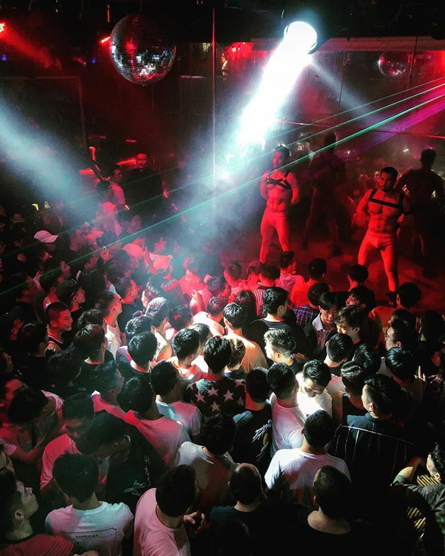 Saturday night out at the clubs of Shanghai
