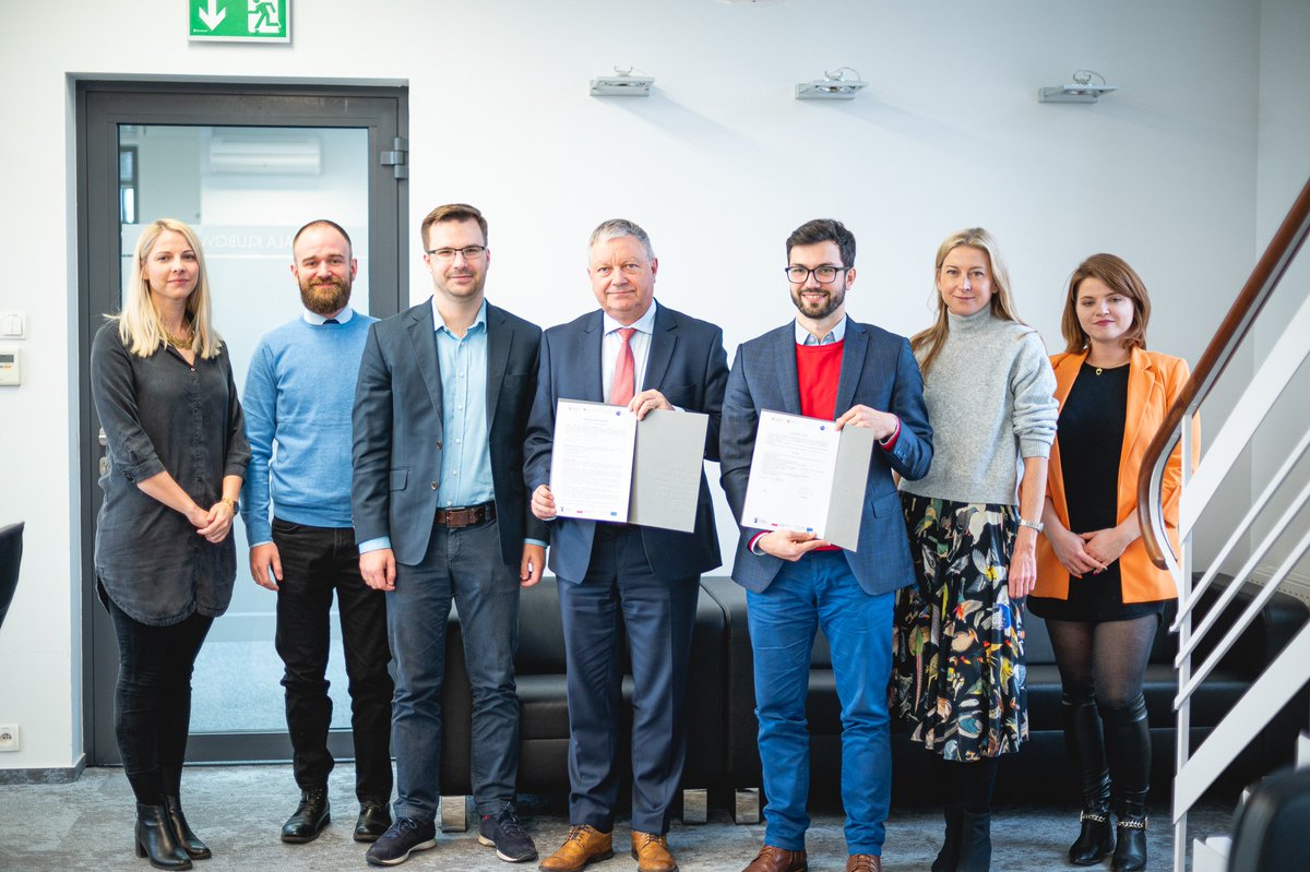 _StartupSpark_'s tweet photo. The first two contracts in the second round of Startup Spark 2. 0 #accelerator have been signed! We are very pleased to welcome on board ICsec S. A. and Marketing Engineers. Good luck with the development of your projects! #startup #IoT #VR #AR #CyberSecurity https://t.co/EGFHaVlbYq
