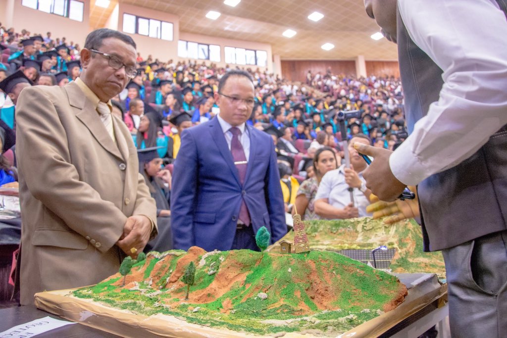 Andriamatoa Fidiniavo RAVOKATRA, Minisitry ny Harena ankibon’ny Tany sy ny Loharanonkarena Stratejika no nosafidian’ny Andiany MENDRIKA, nahitana mpianatra 133 avy amin’ny lalam-piofanana Haibolantany sy ny Tontolo Iainana avy amin’ny Faculté des Sciences.