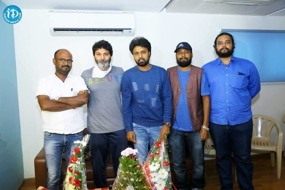 iDFilmNagar's tweet photo. Ace Director "Maatala Maantrikudu" #Trivikram launched the first single #Arere from #MisMatch !!
@USUdayShankar @aishu_dil @Dir_nirmalkumar
#MisMatchFirstSingle #MisMatchOnDec6th #iDreamFilmNagar
Subscribe To https://t.co/iXdRZMo6MW https://t.co/BVwmlJc903