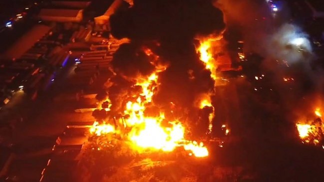 Cooperativa's tweet photo. 🔴 Gigantesco incendio afecta a una fábrica de productos químicos en Lampa #CooperativaTuVoz https://t.co/VUJBXl1OoH https://t.co/ssWSJWVkbW