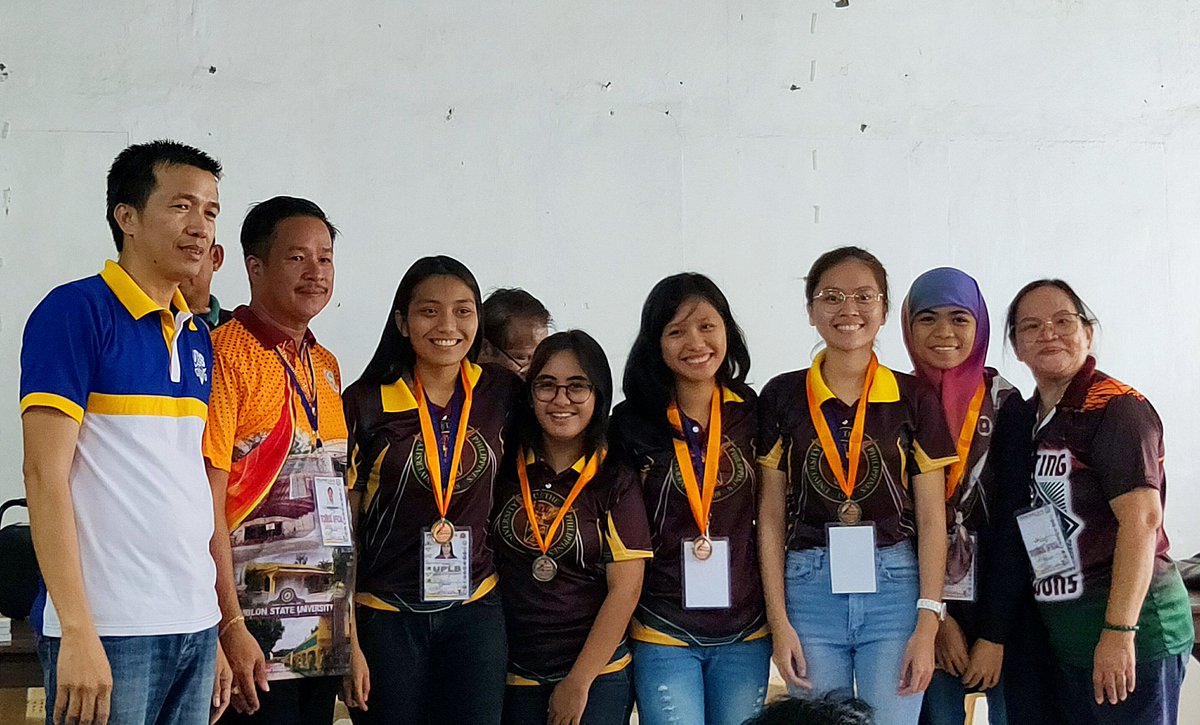 UPLBCV's tweet photo. The UPLB Chess Varsity Women's Team finishes 3rd place after 9 rounds of breathtaking matches in this year's STRASUC Olympics held in Romblon State University.
🥉🥉🥉🥉🥉
#UPFight
#MindOverMatter
#STRASUC2019
#PengengMarmol https://t.co/3gkb1bxDtL