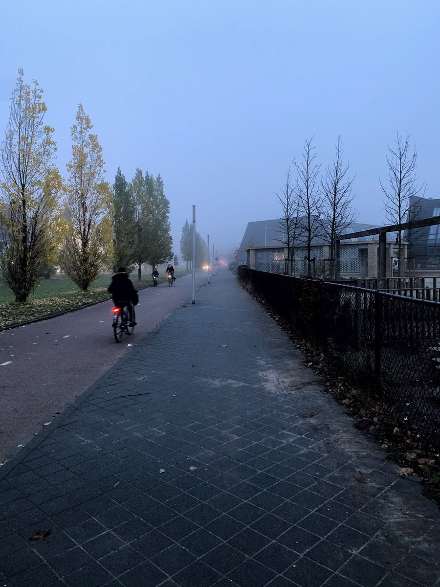 Welk signaal geef je af <a href="/GemeenteUtrecht/">Gemeente Utrecht</a> als je om 8:00 uur gewoon de straatverlichting uit doet? 
Ondertussen wel verwachten dat iedere fietser zijn lichtjes aandoet😳
om 8:00 uur zijn ook de meeste fietsers nog onderweg naar werk en school. Verkeerde zuinigheid😟