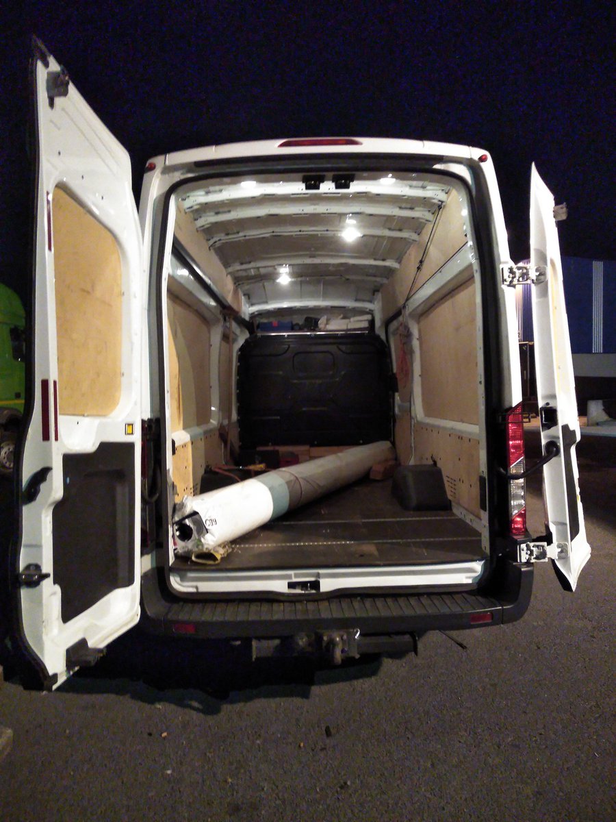Onze #koerier heeft net gelost in Waalwijk. Heeft u een #spoedzending tussen #Waalwijk en #Twente? Bel dan 061 3839 643 voor een #meeneemprijs.