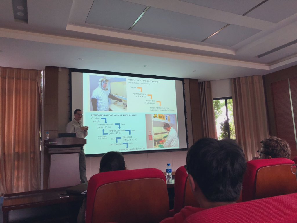 yl422's tweet photo. Dr Thomas Harvey now talking about the Cambrian Small Carbonacous Fossils in Yunnan University, China @LeicesterPalaeo @GeologyLeics https://t.co/mr5BpbAqdx