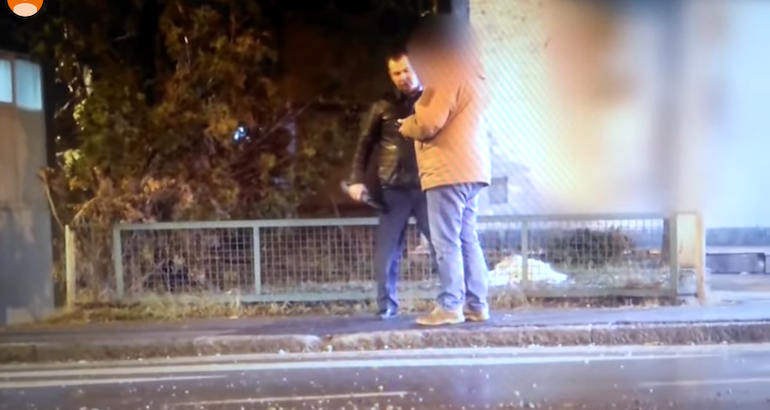 CdBalkans's tweet photo. #Serbie : c'est une bien étrange affaire « d'#espionnage russe ». La vidéo, vieille d’un an, a été révélée le 17.11. S'agit-il d'une opération de diversion, alors que le gouvernement serbe est empêtré dans les scandales de corruption et de vente d’armes ? https://t.co/j9MRO6fXha https://t.co/Nx3Q4PkzGS