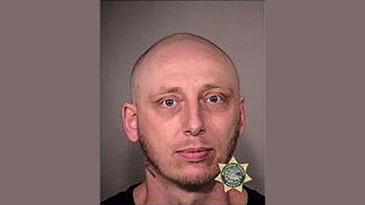 Tyler Hans Larsen, 37, was charged w/disorderly conduct in 2nd degree during a violent antifa riot on May Day 2017 in Portland. Businesses were smashed & militants started fires. Larsen was convicted on another offence & fined $265, which he has failed to pay.  #AntifaMugshots
